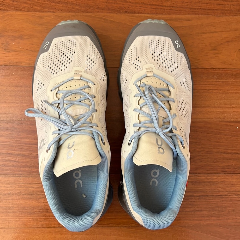 On Running (On Cloud) women’s running sneakers 8.5;
